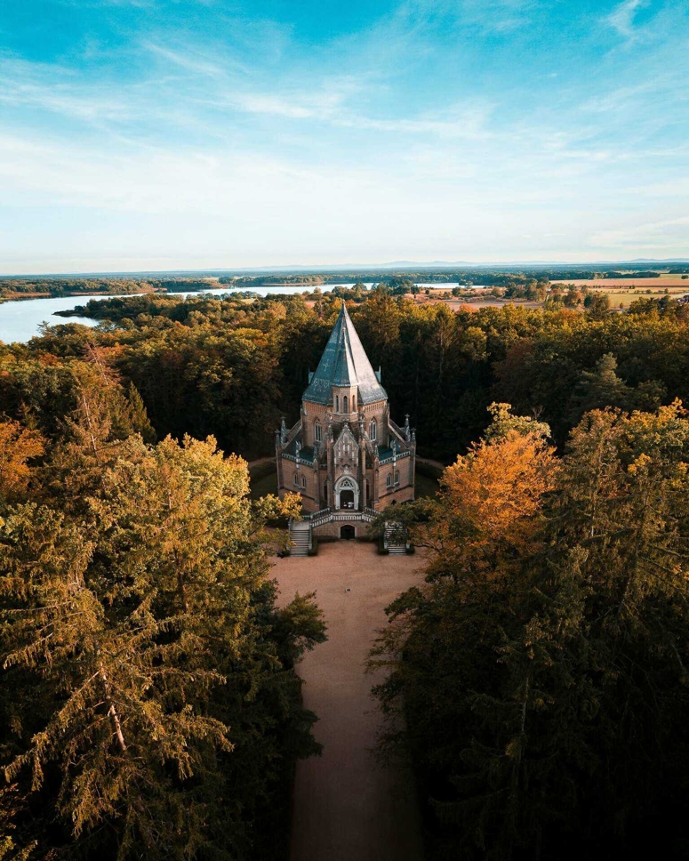 Schwarzenberská hrobka s parkem