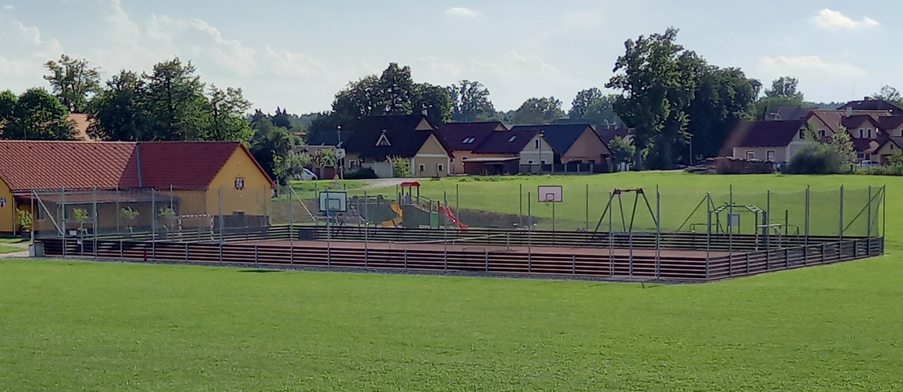 Víceúčelové hřiště s umělým povrchem