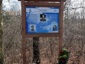 Pamětní tabule u Prostředního litvínovického rybníka