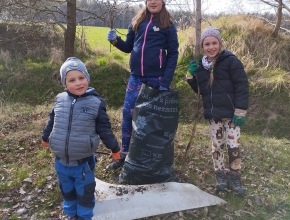 Úklid okolo protipovodňové stoky