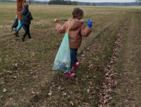 Do akce se ve středu 2. 4. zapojil také Výcvikové canisterapeutické sdružení HAFÍK, z.s. v rámci dětského kroužku S Hafíkem do přírody. Děti šly trasu k Jalovcovému rybníku. 