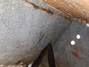 Speleologický průzkum 7. 7. 2025 - Hrobové místo pod kostelem, strop tvoří klenba