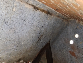 Speleologický průzkum 7. 7. 2025 - Hrobové místo pod kostelem, strop tvoří klenba