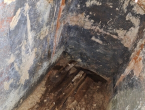 Speleologický průzkum 7. 7. 2025 - Hrobové místo pod kostelem, strop tvoří klenba