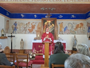 Mše svatá v kapli sv. Václava s Davidem Henzlem, generálním vikářem českobudějovické diecéze