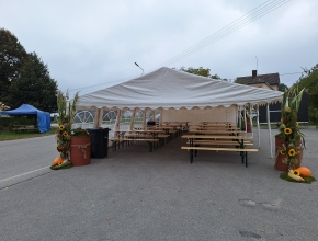 Výzdoba party stanu k posezení