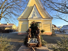 Domanínský betlém v životní velikosti z r. 2025, autor soch Martin Bican, foto Jiří Stuchlík