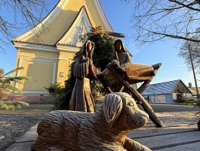 Domanínský betlém v životní velikosti z r. 2025, autor soch Martin Bican, foto Jiří Stuchlík