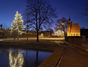 Vánoční strom na návsi