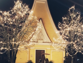 Dřevěný domanínský betlém na návsi před kapličkou, autor Martin Bican