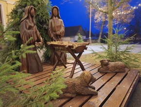 Dřevěný domanínský betlém na návsi před kapličkou, autor Martin Bican