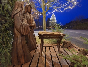 Dřevěný domanínský betlém na návsi před kapličkou, autor Martin Bican