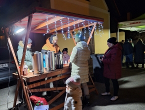 Osvětlený punčový stánek