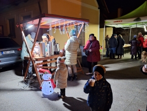 Osvětlený punčový stánek