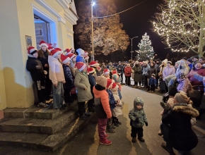 Zpívání koled před kapličkou