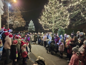 Zpívání koled před kapličkou