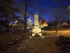 Pomník padlých v zimě