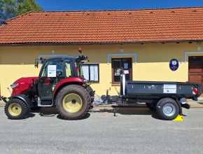 Malotraktor s nosičem kontejnerů a kontejnerem