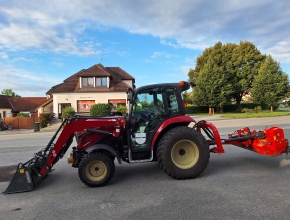 Malotraktor s nakladačem a mulčovačem