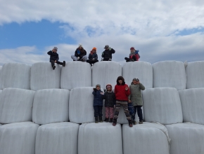 Děti se při sbírání odpadků vyřádily i takto