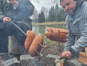 Pečení buřtů na koupališti