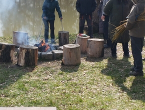 Pečení buřtů na koupališti