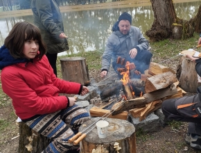 Pečení buřtů na koupališti