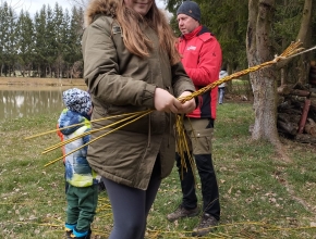 Pletení velikonočních pomlázek