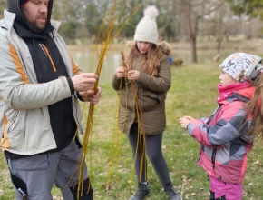 Pletení velikonočních pomlázek