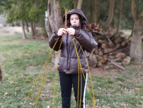 Pletení velikonočních pomlázek