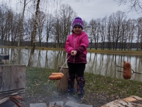Pečení buřtů na koupališti