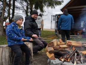 Pečení buřtů na koupališti