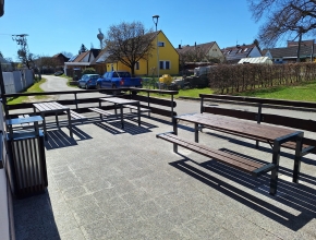 Tři designové sety u Společenského centra + odpadkový koš s popelníkem