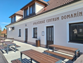 Tři designové sety u Společenského centra + odpadkový koš s popelníkem