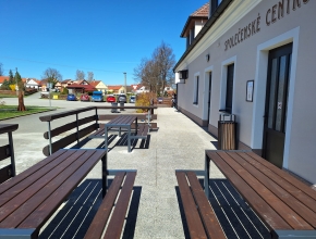 Tři designové sety u Společenského centra + odpadkový koš s popelníkem