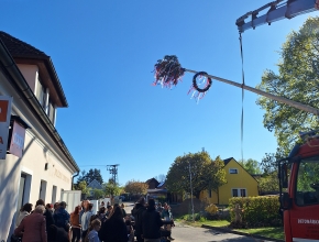 Stavění máje, letos pomocí techniky