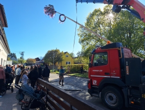 Stavění máje, letos pomocí techniky