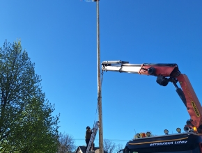 Stavění máje, letos pomocí techniky