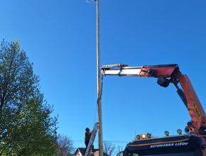 Stavění máje, letos pomocí techniky