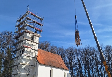 Osazení zrekonstruované věže na kostel sv. Jiljí