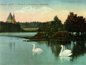 Historické foto - pohled na Schwarzenberskou hrobku od rybníku Svět s ostrovem