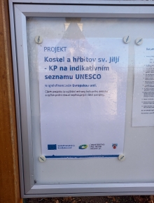Foto vyvěšeného plakátu u hřbitova sv. Jiljí